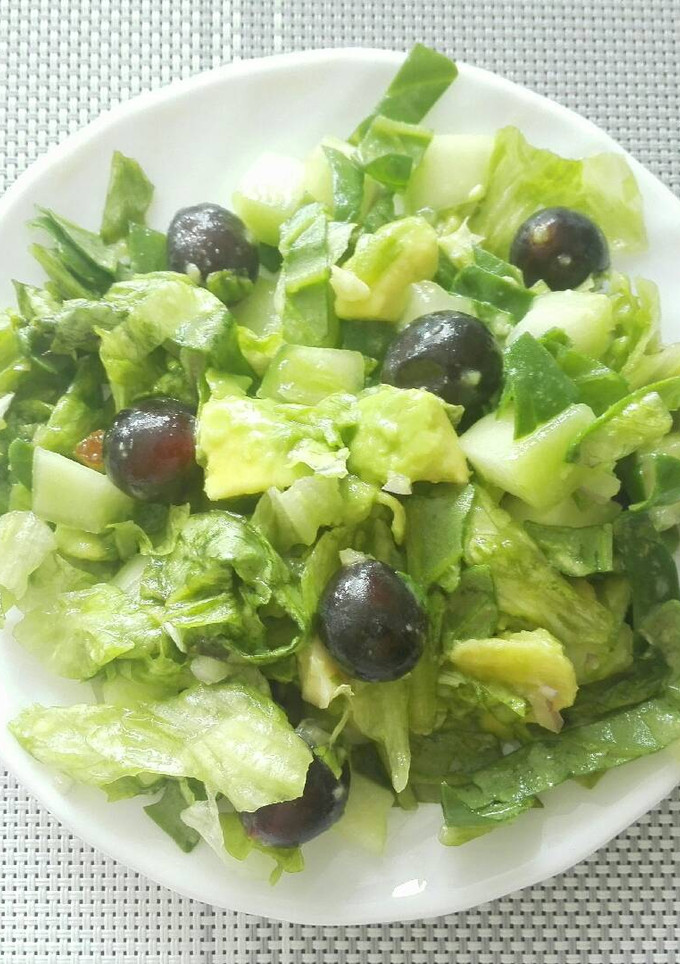 Una foto de Ensalada con Uvas, Aguacate y Nueces