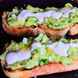Tostadas de aguacate con aderezo de tahini 🥑