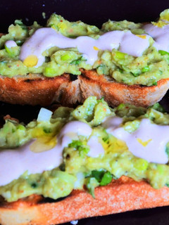 Una foto de Tostadas de aguacate con aderezo de tahini 🥑