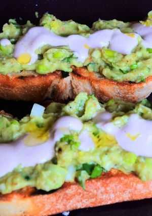 Una foto de Tostadas de aguacate con aderezo de tahini 🥑