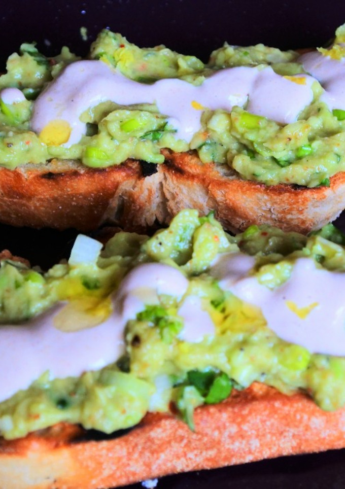 Una foto de Tostadas de aguacate con aderezo de tahini 🥑