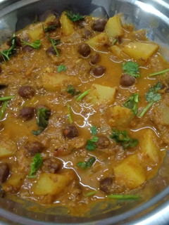 உருளைக்கிழங்கு, கொண்டக்கடலை குருமா (Urulai, kondakadalai kuruma recipe in tamil) செய்முறை முக்கிய புகைப்படம்