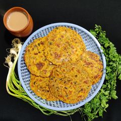 Maize green garlic bhakhri A picture of Maize green garlic bhakhri.