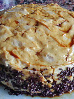 Una foto de Tarta con nueces y crema pastelera al café