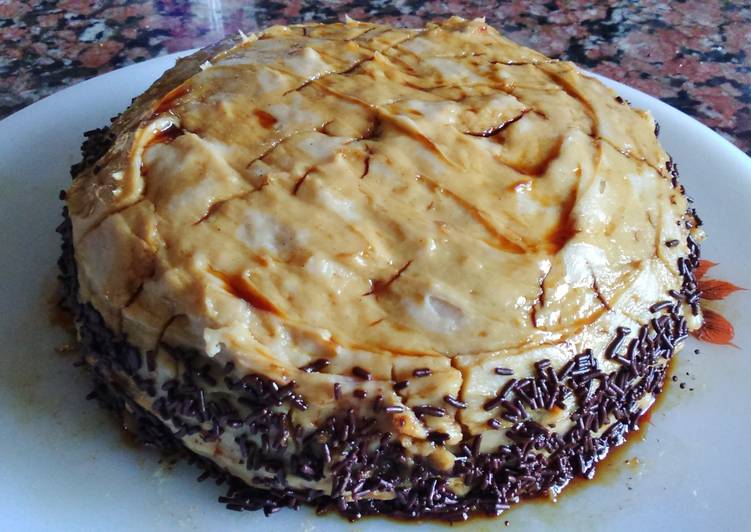 Tarta con nueces y crema pastelera al café