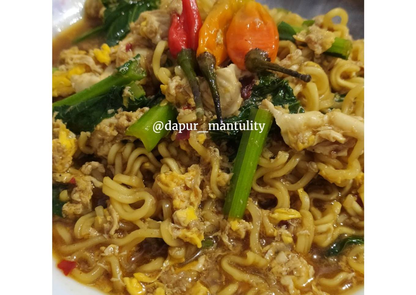 Mie instan nyemek