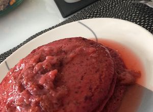 Una foto de Panquecas / panqueques de Remolacha más sirope de fresas