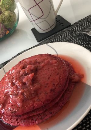 Una foto de Panquecas / panqueques de Remolacha más sirope de fresas