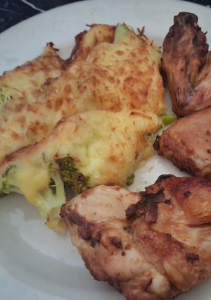 Una foto de Rico Brocoli Gratinado, acompañado con Pollo.. todo en el Airfryer