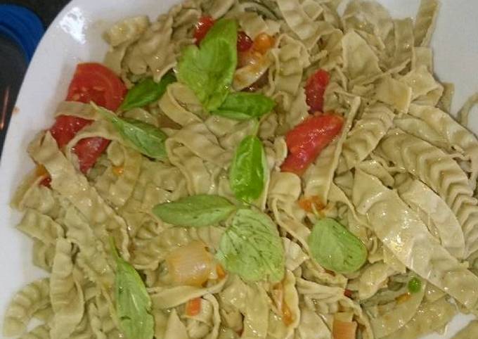 Mung bean & edamame pasta with sauce Recipe by laubst - Cookpad