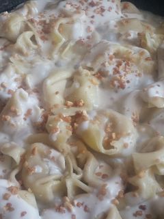 Una foto de 900. Tortellini con salsa dulce