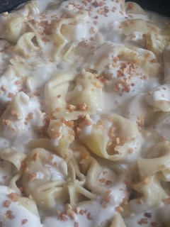 Una foto de 900. Tortellini con salsa dulce