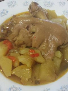 Una foto de Guiso de patatas con patas