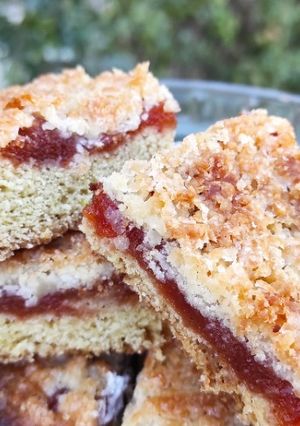 Una foto de Cuadraditos de membrillo con crumble