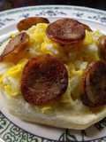 Butifarra al curry con huevo revuelto