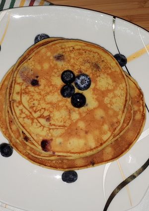 O poză a rețetei Pancakes cu iaurt și afine.