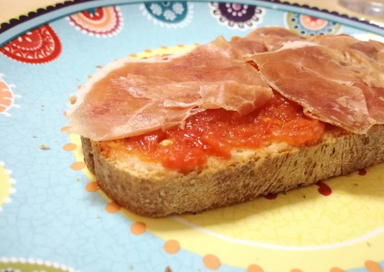 Merienda para niños: tostada con tomate y jamón