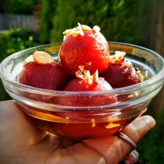 A picture of Gulab jamun.