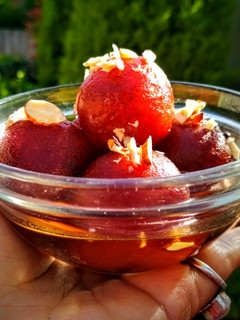 A picture of Gulab jamun.