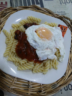 Una foto de Espirales con verduras y huevo