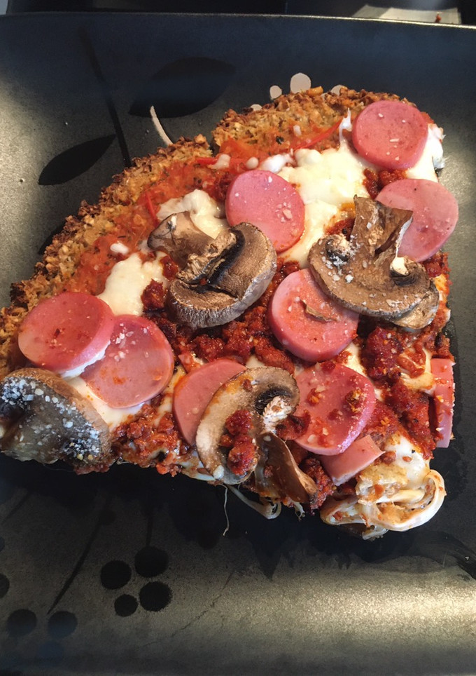 Una foto de Pizza 🍕 baja en grasa (para el antojo) Masa de coliflor y avena