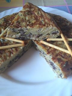 Una foto de 🍪Tortilla de patatas, morcilla y pimientos