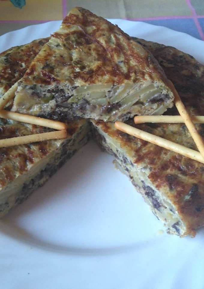 Una foto de 🍪Tortilla de patatas, morcilla y pimientos