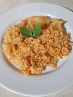 Una foto de Arroz rojo con papas