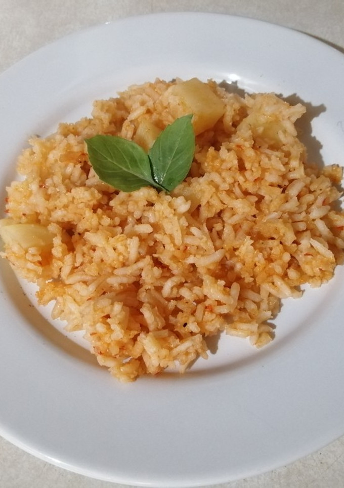 Una foto de Arroz rojo con papas