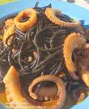 Espaguetis negros con pulpo y ajos