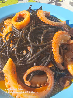 Una foto de Espaguetis negros con pulpo y ajos