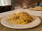 Una foto de pasta carbonara facil
