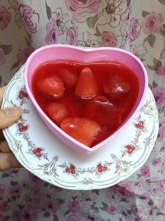 صورة لوصفة جيلي بقطع الفراوله 🍓