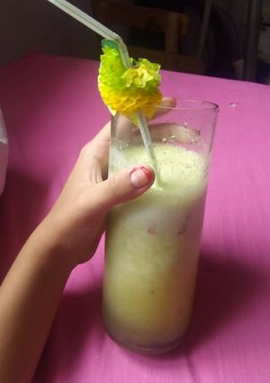 Una foto de Licuado riquísimo de kiwi y durazno