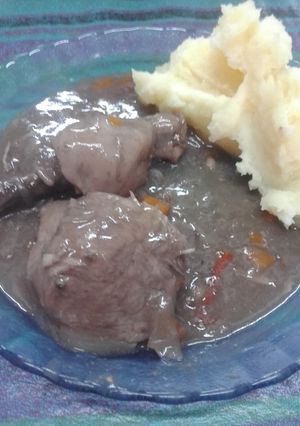 Una foto de Pollo al vino tinto. Fácil