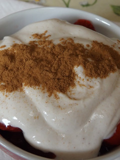 Una foto de Fresas frescas con crema de yogur al aroma de vainilla y ron para diabéticos, o no!