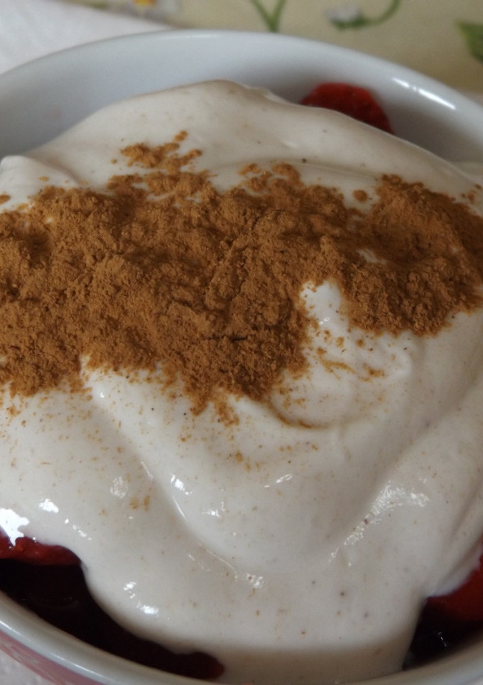 Una foto de Fresas frescas con crema de yogur al aroma de vainilla y ron para diabéticos, o no!