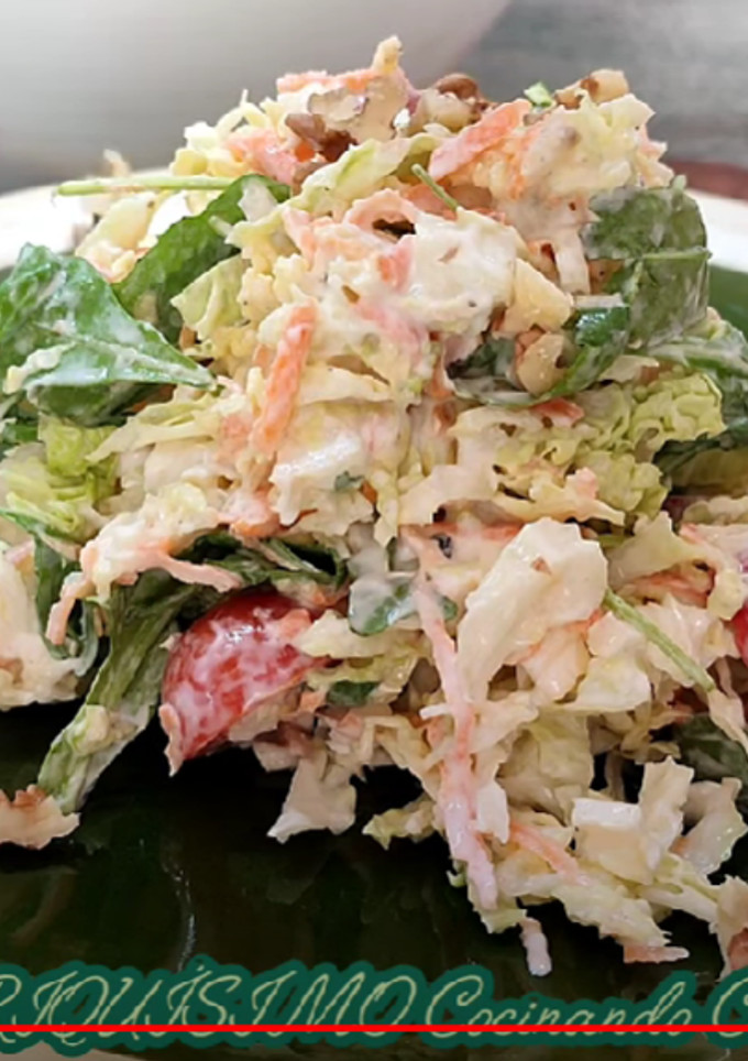 Una foto de Ensalada de col - coleslaw fresca, crujiente, riquísima!