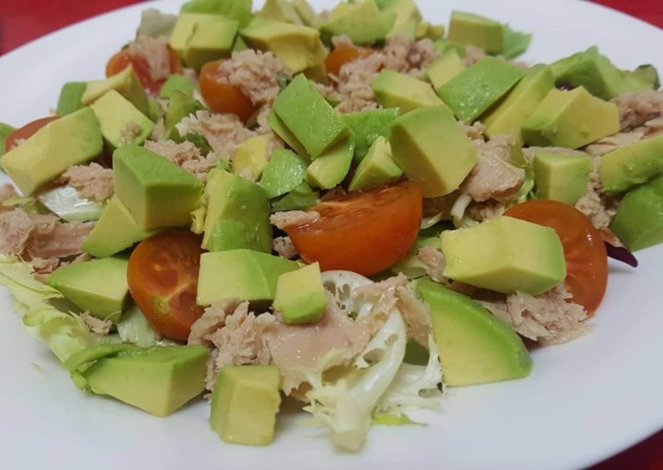 Ensalada de lechuga, aguacate, Atún, y tomate cherry