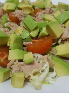 Una foto de Ensalada de lechuga, aguacate, Atún, y tomate cherry