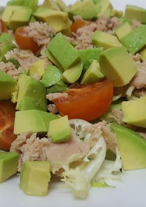 Una foto de Ensalada de lechuga, aguacate, Atún, y tomate cherry