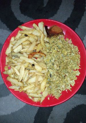 Chips nd screamble egg ainihin hoton girkin