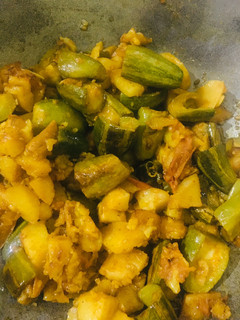 आलू परवल की सब्जी (Aloo parwal ki sabji Recipe in Hindi) रेसिपी मुख्य फोटो