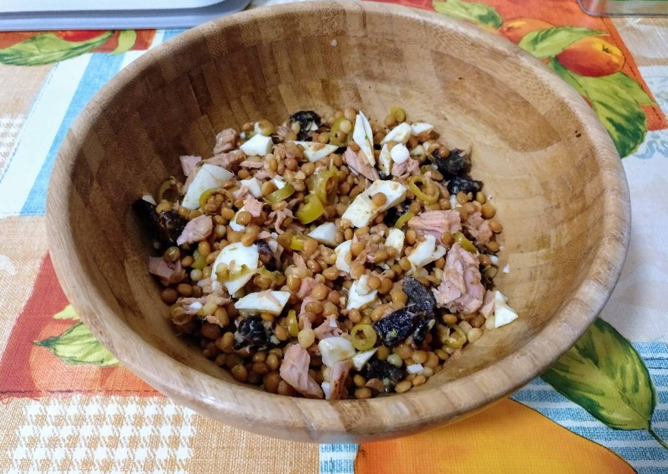 Deliciosa ensalada de lentejas con huevo duro y atún