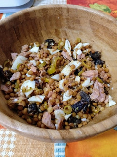 Una foto de Deliciosa ensalada de lentejas con huevo duro y atún