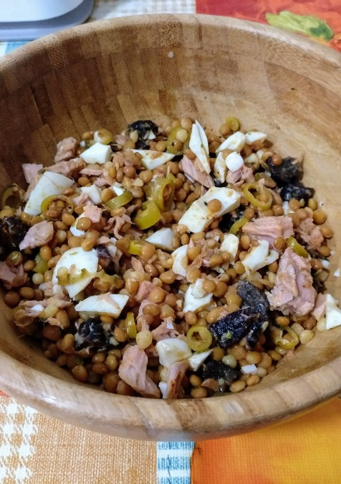 Una foto de Deliciosa ensalada de lentejas con huevo duro y atún