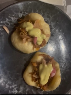 Una foto de Pan Bao relleno de Pulled pork