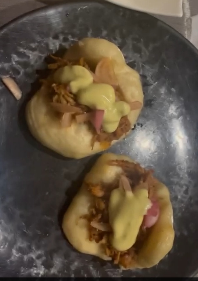 Una foto de Pan Bao relleno de Pulled pork