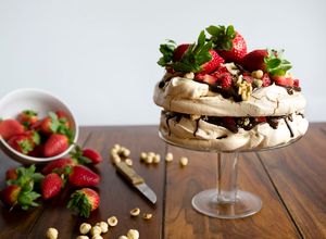 Foto principal de Pavlova con ganache de chocolate negro, frutos secos y fresas