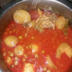 A picture of Chicken aloo matar.